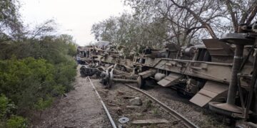 Un tren de carga descarriló y dos vagones terminaron tumbados