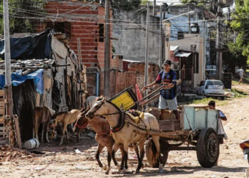 El salario mínimo sigue sin ser suficiente para que un hogar supere el umbral de la indigencia