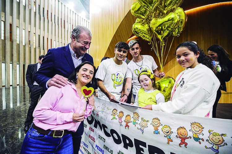 Integrantes de la Red de Oncopediatría, presentes ayer en la Legislatura.