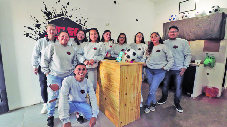 Cooperativa confecciona 200 pelotas por mes