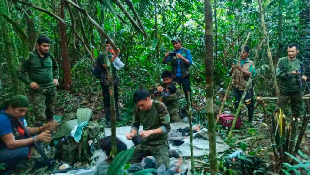 Los cuatro niños que pasaron 40 días perdidos en una selva de Colombia están "fuera de peligro"