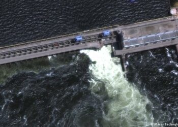 Ucrania y Rusia se acusan mutuamente de la destrucción parcial de una gran represa de agua