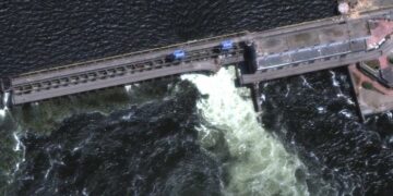 Ucrania y Rusia se acusan mutuamente de la destrucción parcial de una gran represa de agua