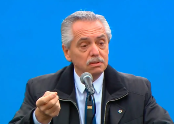 «No nos avergüenza decir que queremos un Estado fuerte», dijo Fernández en la reapertura de una fábrica militar