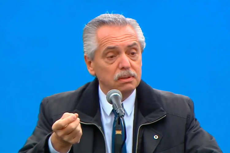 "No nos avergüenza decir que queremos un Estado fuerte", dijo Fernández en la reapertura de una fábrica militar