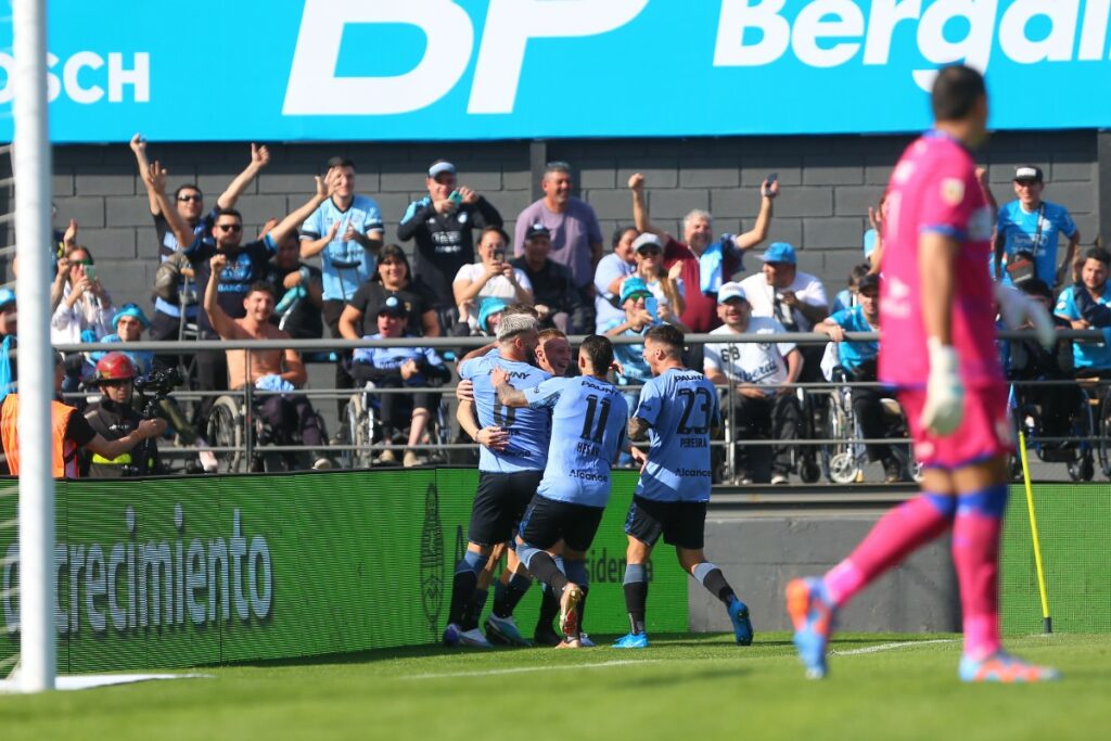 Belgrano le ganó contundentemente a Vélez y sigue con una campaña soñada