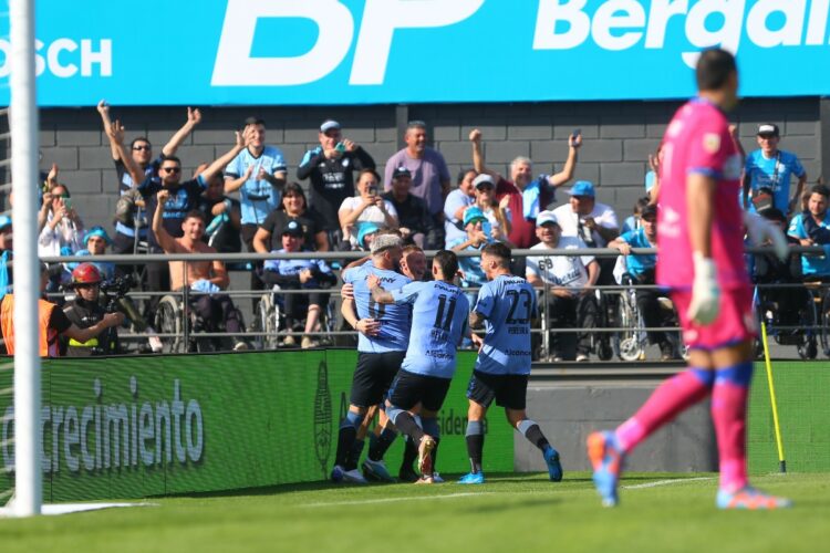 Belgrano le ganó contundentemente a Vélez y sigue con una campaña soñada