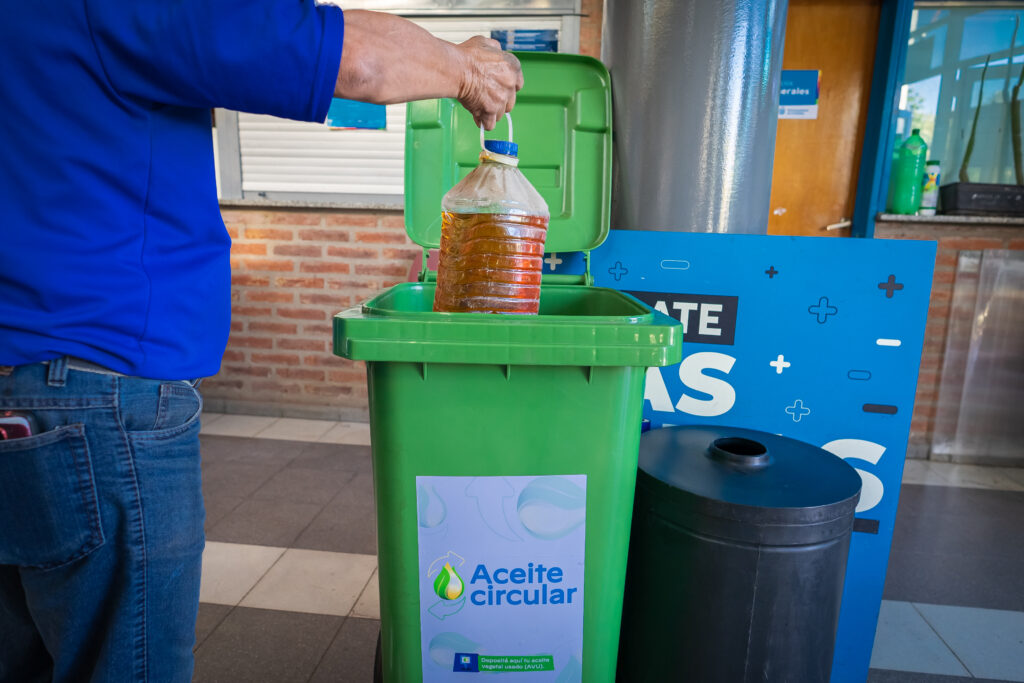 En mayo se reciclaron 160 litros de aceite en desuso, que evitó la contaminación del agua