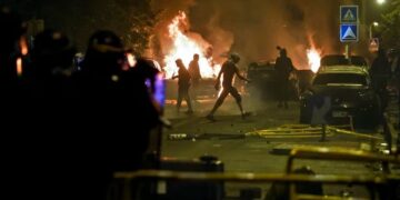 Saqueos, quema de autos y casi 900 detenidos en otra madrugada violenta en Francia