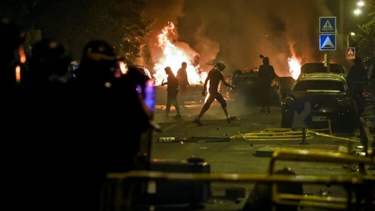 Saqueos, quema de autos y casi 900 detenidos en otra madrugada violenta en Francia