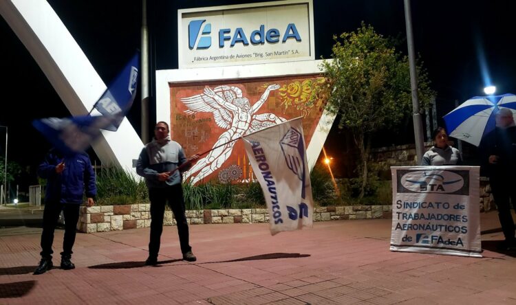 Los empleados de Fadea se manifestaron en la entrada de la fábrica exigiendo mejoras salariales