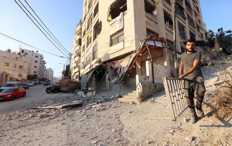 Nablus (-), 22/06/2023.- A man clears debris from the house of Palestinian prisoner Kamal Jouri after it was destroyed during an overnight raid by Israeli forces in the West Bank city of Nablus, 22 June 2023. Israeli forces destroyed the home of a Palestinian suspect accused of taking part in the killing of an Israeli soldier in a shooting attack in the West Bank on October 2022, the Israeli army said. During the raid, Palestinians clashed with Israeli forces and several people were injured, according to the Palestine Red Crescent Society (PRCS). (Atentado) EFE/EPA/ALAA BADARNEH