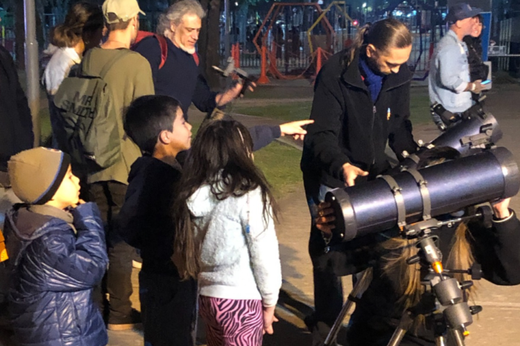Plaza Cielo y Tierra organizó una noche especial para contemplar las estrellas
