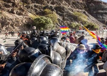 Morales juró la nueva Constitución jujeña en medio de violentas protestas y una brutal represión policial