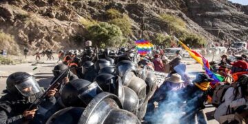 Morales juró la nueva Constitución jujeña en medio de violentas protestas y una brutal represión policial