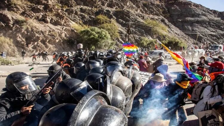 La represión policial se extendió a otras regiones como Purmamarca.