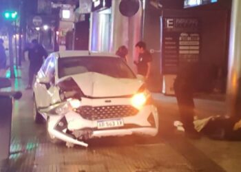 Tras intentar huir de un ladrón, terminó chocando contra un edificio de la avenida Illia