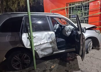 Robaron, huyeron y por la persecución chocaron contra un local en Argüello