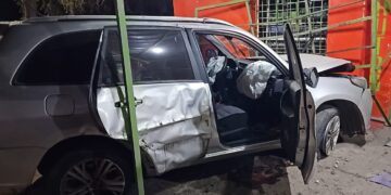 Robaron, huyeron y por la persecución chocaron contra un local en Argüello