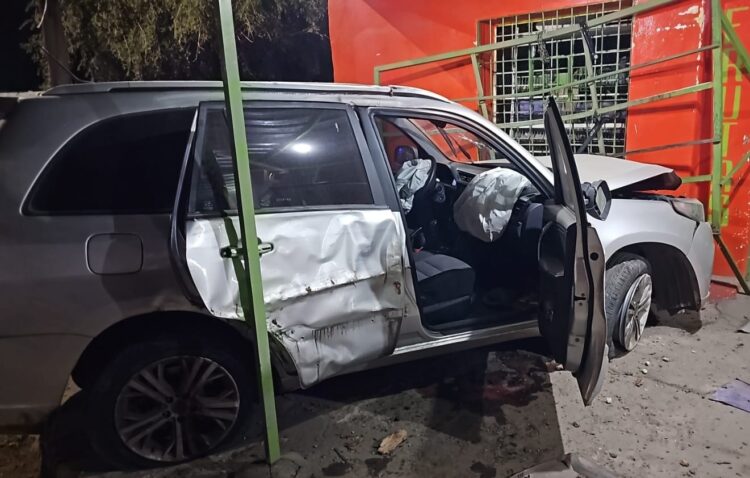 Robaron, huyeron y por la persecución chocaron contra un local en Argüello