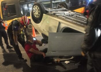 Un conductor chocó contra varios autos y terminó volcado sobre avenida Vélez Sarsfield