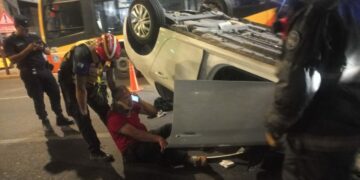 Un conductor chocó contra varios autos y terminó volcado sobre avenida Vélez Sarsfield