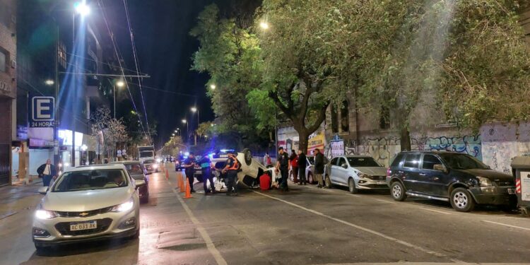 Un conductor chocó contra varios autos y terminó volcado sobre avenida Vélez Sarsfield