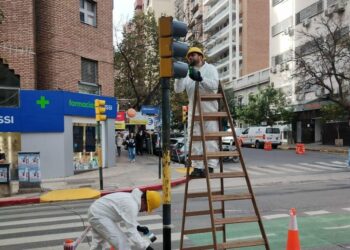 Anuncian la modernización de la red semafórica de la ciudad para mejorar la «onda verde»