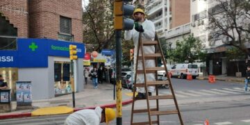 Anuncian la modernización de la red semafórica de la ciudad para mejorar la «onda verde»