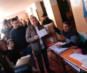 Los principales candidatos emitieron su voto antes del mediodía