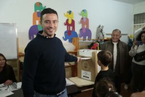 Los principales candidatos emitieron su voto antes del mediodía