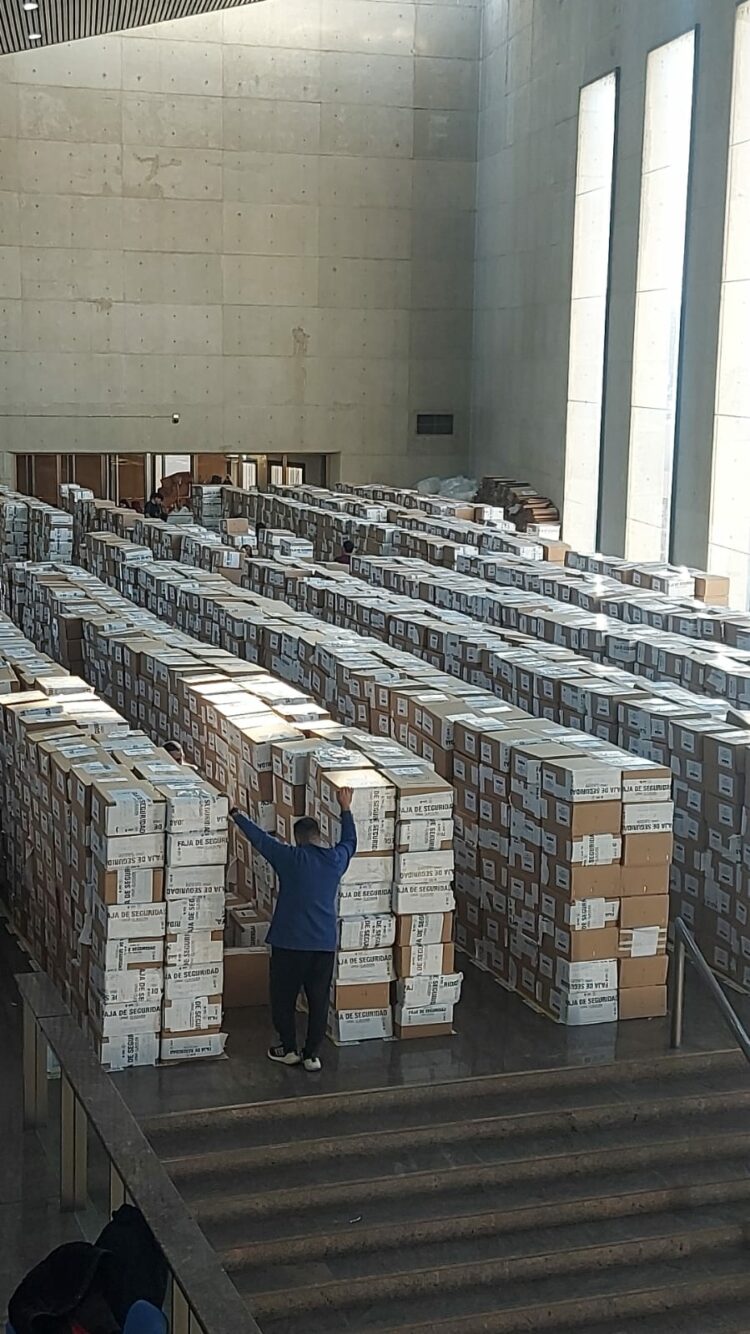 El escrutinio provisorio cerró con el 94,9% de mesas escrutadas y comenzó el repliegue de urnas