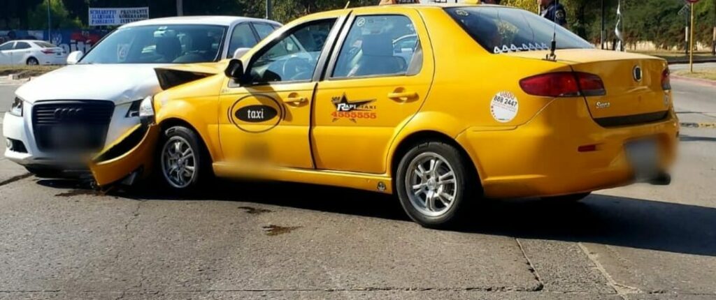 Una pasajera asaltó el taxi que la trasladaba y luego chocó contra otro vehículo