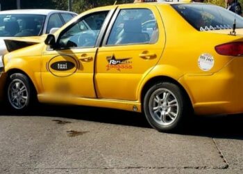 Una pasajera asaltó el taxi que la trasladaba y luego chocó contra otro vehículo