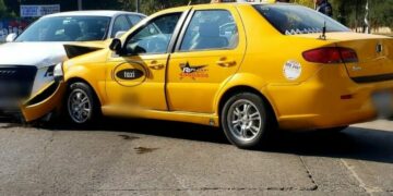 Una pasajera asaltó el taxi que la trasladaba y luego chocó contra otro vehículo