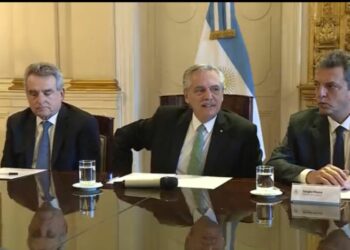 Fernández pidió «fortalecer la gestión» de cara a las Paso y Massa estudia un alivio en Ganancias