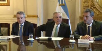 Fernández pidió «fortalecer la gestión» de cara a las Paso y Massa estudia un alivio en Ganancias