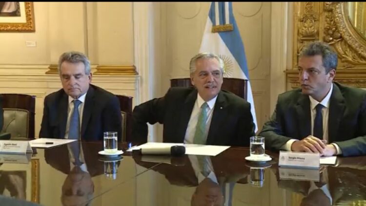 Fernández pidió "fortalecer la gestión" de cara a las Paso y Massa estudia un alivio en Ganancias