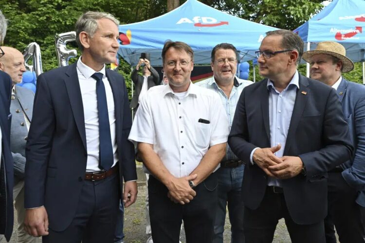 Robert Sesselmann (centro) ganó las elecciones para el puesto de administrador de Sonneberg.