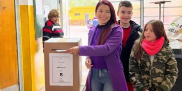 La intendenta de Anisacate quiere reemplazar un monumento de Kirchner por uno de Favaloro