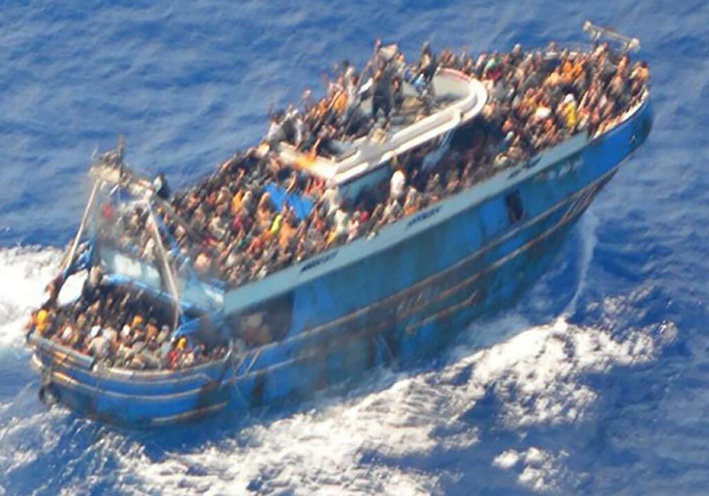 Tras un devastador naufragio que cobró la vida de 78 personas, Grecia busca a posibles supervivientes