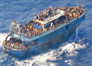 Tras un devastador naufragio que cobró la vida de 78 personas, Grecia busca a posibles supervivientes