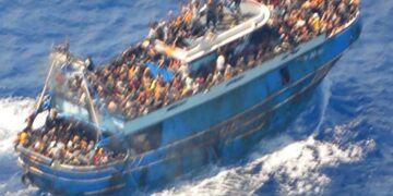 Tras un devastador naufragio que cobró la vida de 78 personas, Grecia busca a posibles supervivientes