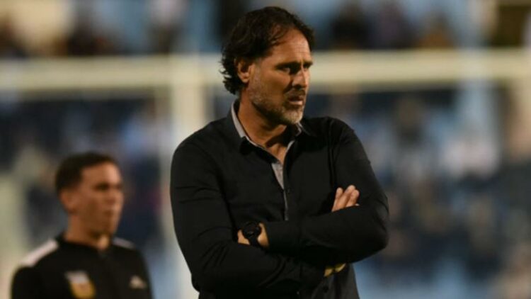 Racing busca DT tras la salida de Bossio