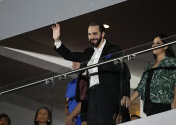 Bukele desafía a la Constitución y anuncia su precandidatura