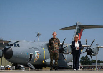 Cazas rusos maniobran en medio del desfile de la OTAN