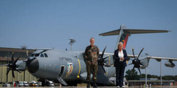 Cazas rusos maniobran en medio del desfile de la OTAN