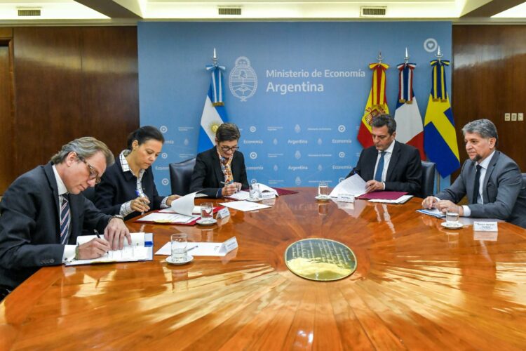 Massa firmó acuerdos con el Club de París para el refinanciamiento de la deuda