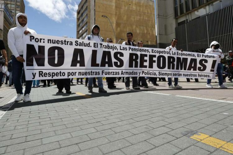 Seguidores de la oposición marcharon en todo el país contra las reformas.