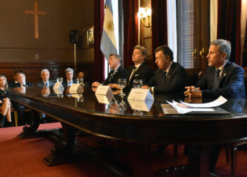 Precandidatos presidenciales firmaron el «compromiso ético digital» para evitar las noticias falsas en la campaña